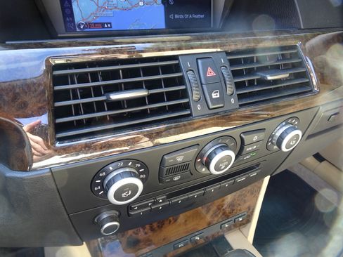 Used 2007 BMW 530xi Wagon AWD/4WD image 20