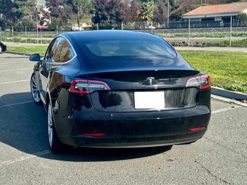 Used 2018 Tesla Model 3 Mid Range image 4