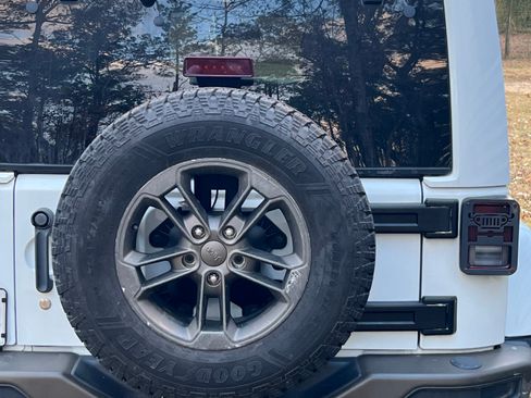 Used 2016 Jeep Wrangler Unlimited Sahara image 12