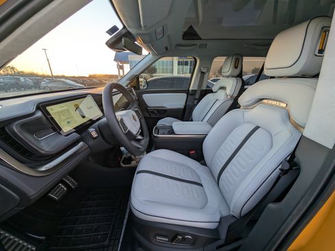 Used 2023 Rivian R1S Adventure image 11