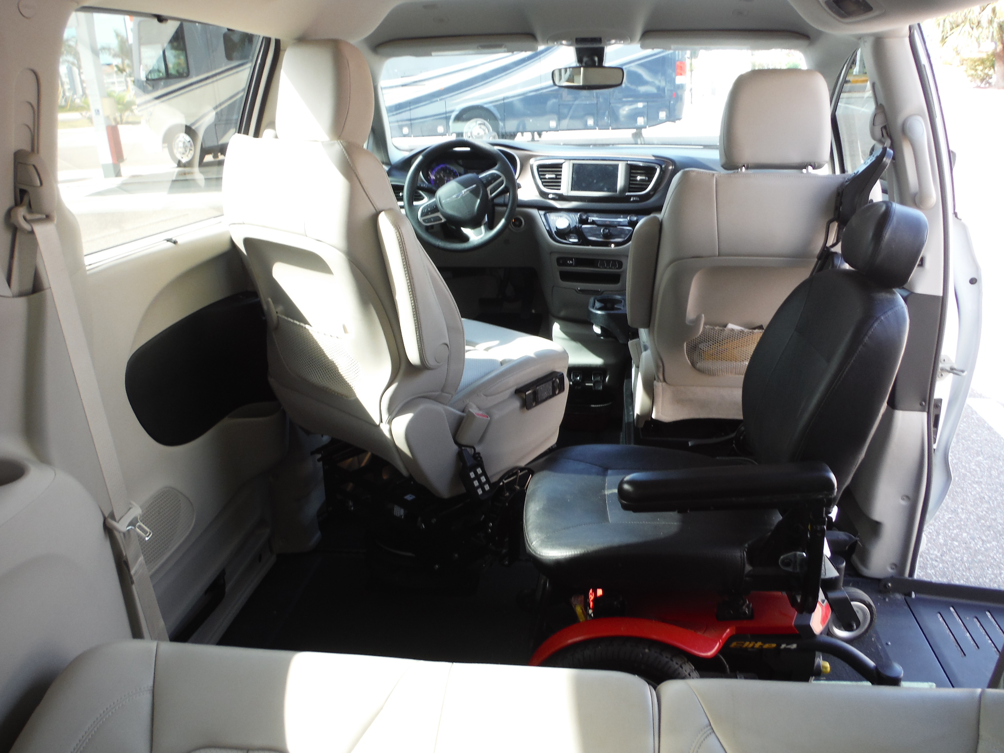 Used 2021 Chrysler Voyager Lxi FWD image 14