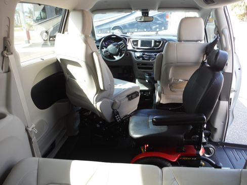 Used 2021 Chrysler Voyager Lxi FWD image 14