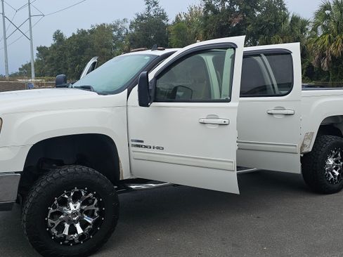Used 2007 GMC Sierra 2500 SLT w/ Z71 Off-Road Package image 2