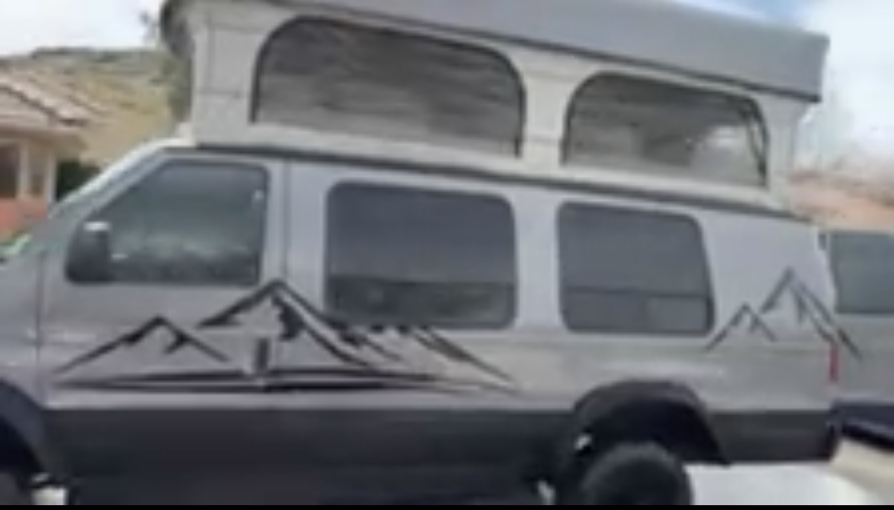 Used 2005 Ford E-350 and Econoline 350 Extended Super Duty RWD image 2