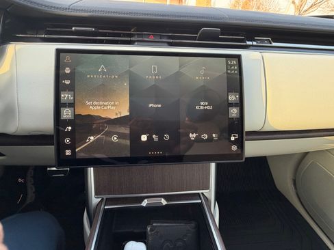 Used 2025 Land Rover Range Rover Long Wheelbase SE image 13