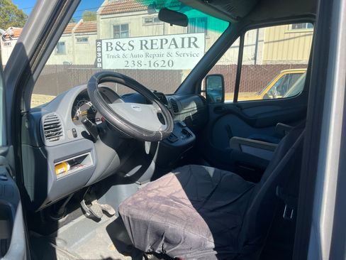 Used 2005 Dodge Sprinter 2500 w/ Cooling Group image 4