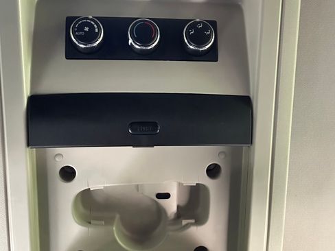 Used 2015 Chrysler Town & Country Touring image 14