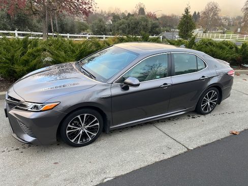 Used 2020 Toyota Camry SE image 2