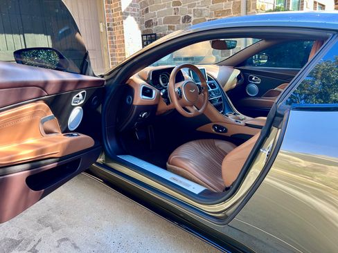 Used 2018 Aston Martin DB11 V8 Coupe 2D image 18