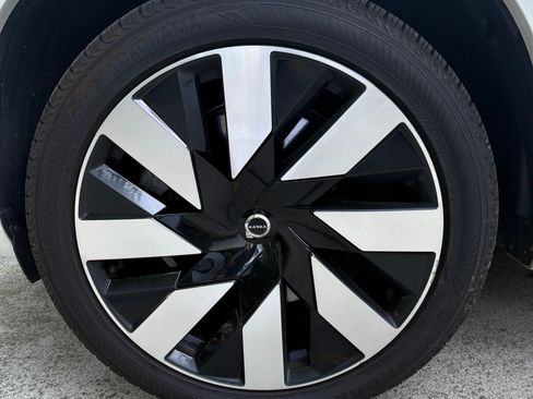 Used 2023 Volvo XC90 T8 Ultimate w/ Lounge Package image 10