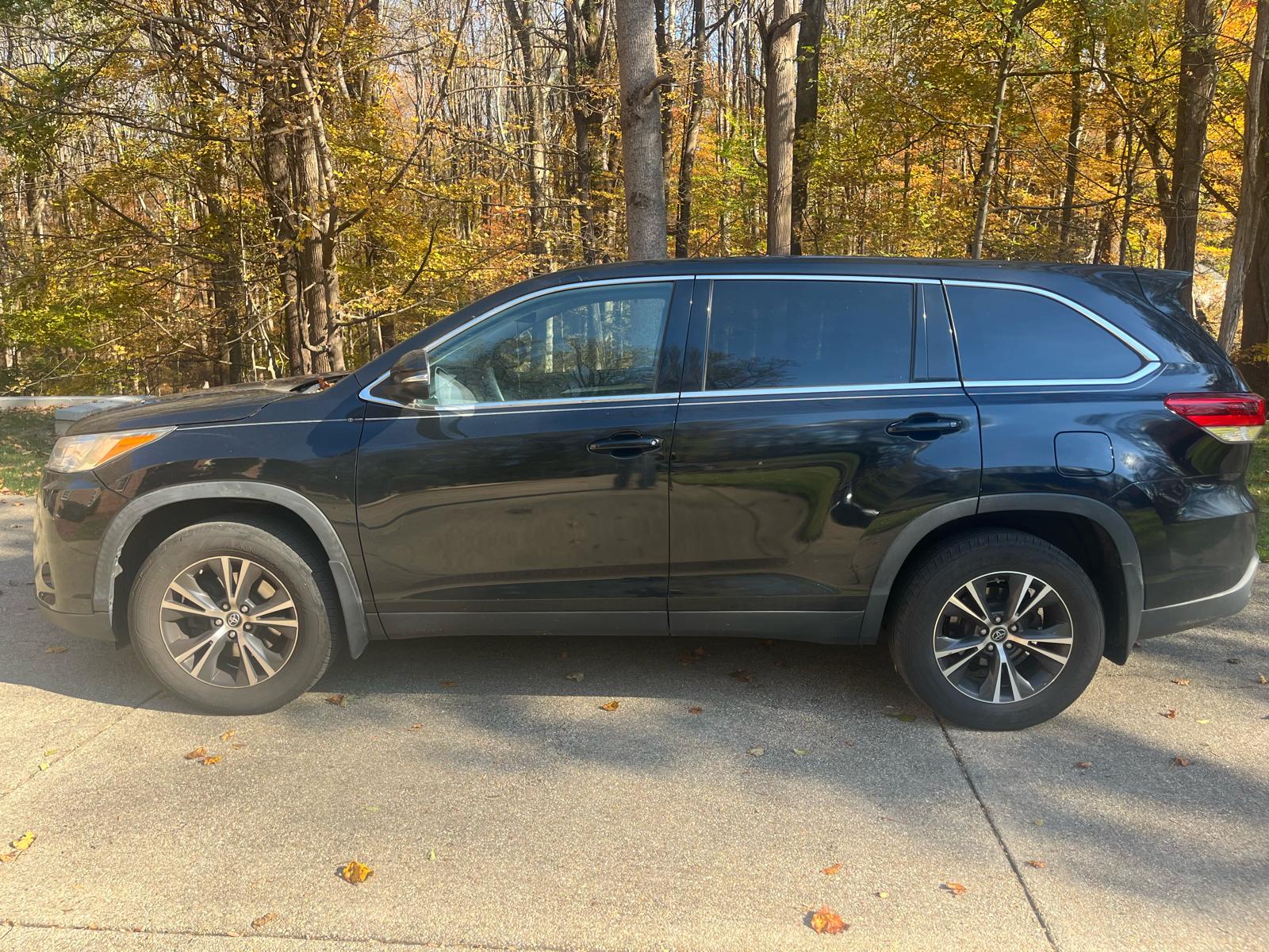 Used 2019 Toyota Highlander LE FWD image 2