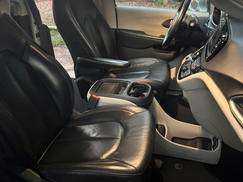 Used 2017 Chrysler Pacifica Touring-L FWD image 18