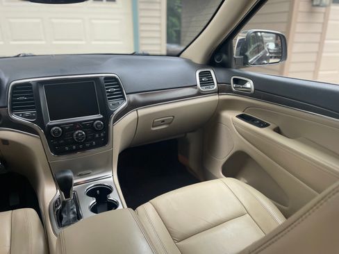 Used 2017 Jeep Grand Cherokee Limited AWD/4WD image 6