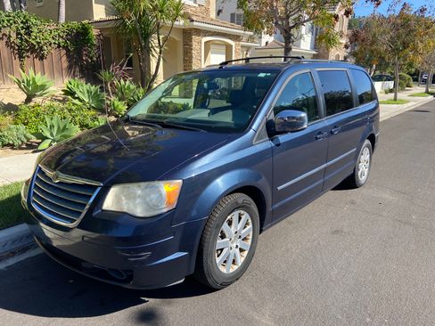 Used 2009 Chrysler Town & Country Touring image 1