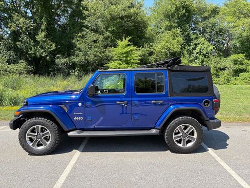Used 2018 Jeep Wrangler Unlimited Sahara w/ Dual Top Group AWD/4WD image 8
