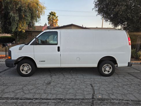 Used 2005 Chevrolet Express 2500 image 1