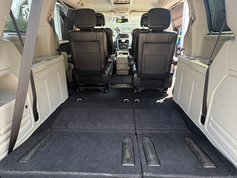 Used 2014 Chrysler Town & Country Touring-L FWD image 13