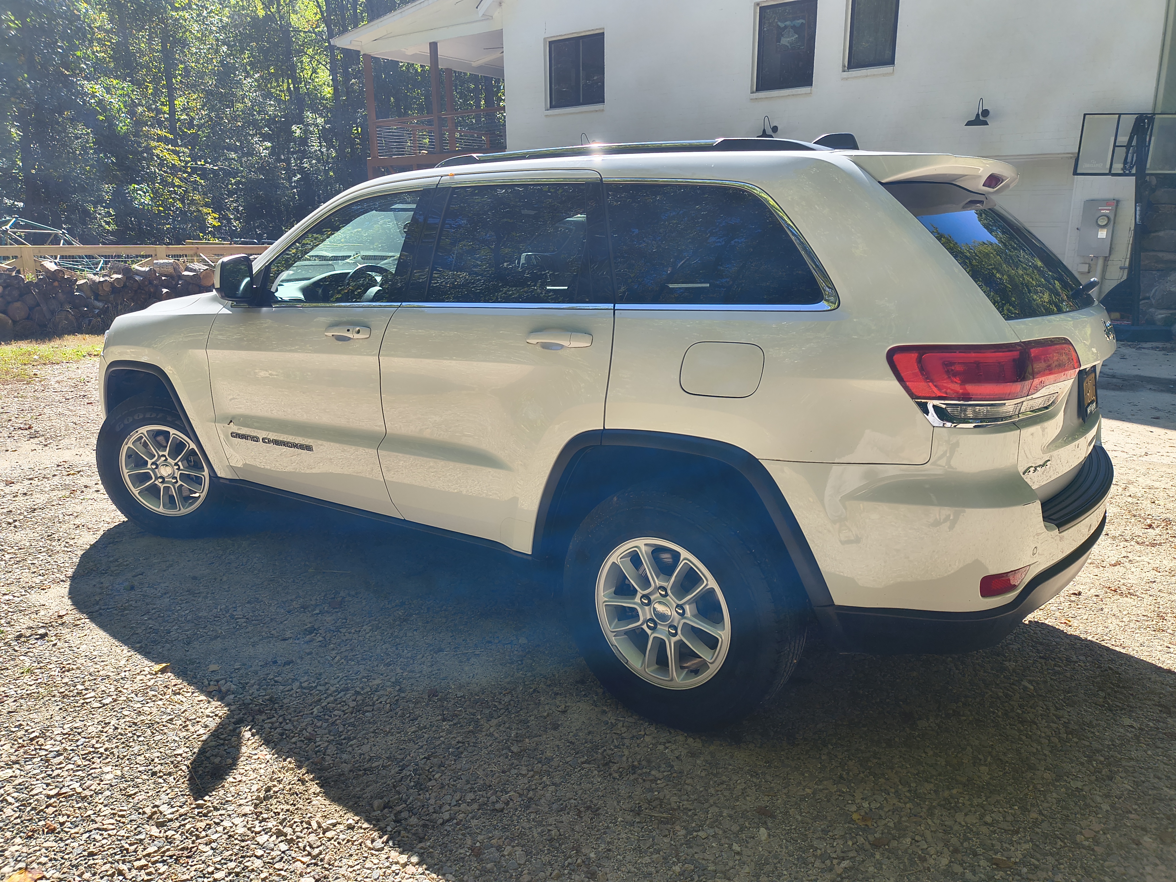 Used 2019 Jeep Grand Cherokee Laredo AWD/4WD image 4
