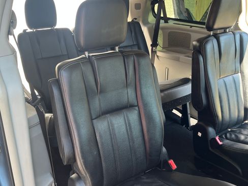 Used 2013 Chrysler Town & Country Touring-L w/ Driver Convenience Group image 15