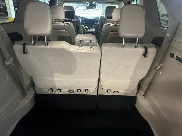 Used 2018 Chrysler Pacifica Limited w/ Tire & Wheel Group FWD image 19