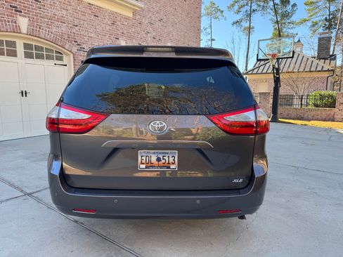 Used 2016 Toyota Sienna XLE image 9