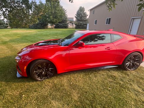 Used 2019 Chevrolet Camaro ZL1 RWD image 2