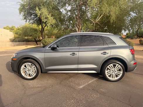 Used 2019 Audi Q5 2.0T Premium Plus w/ Premium Plus Package AWD/4WD image 2
