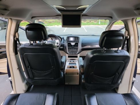Used 2015 Chrysler Town & Country Touring image 21