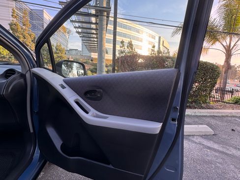 Used 2010 Toyota Yaris 4-Door Hatchback image 15