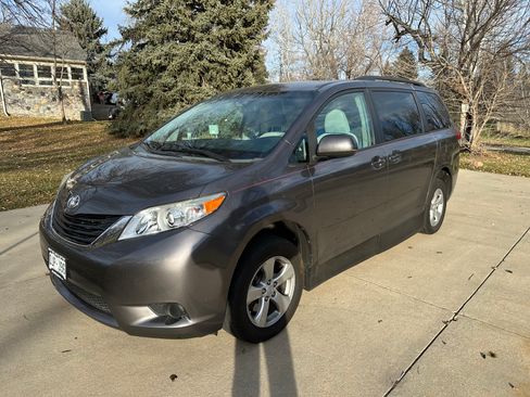 Used 2012 Toyota Sienna LE image 5