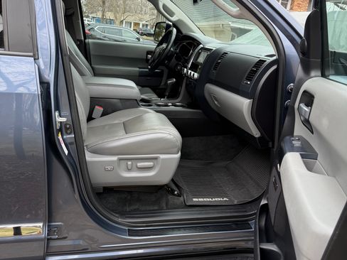 Used 2018 Toyota Sequoia Limited w/ Safety & Convenience Package image 10