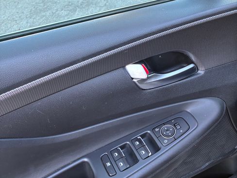 Used 2020 Hyundai Santa Fe SE image 2