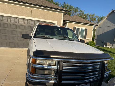 Used 1999 Chevrolet Suburban 4WD w/ Preferred Equipment Group 2 image 4