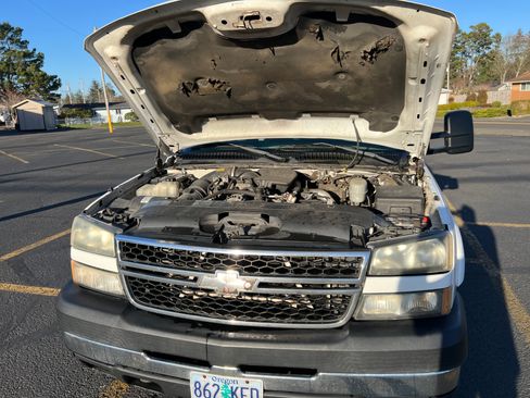 Used 2006 Chevrolet Silverado 2500 LT w/ Heavy-Duty Power Package image 11