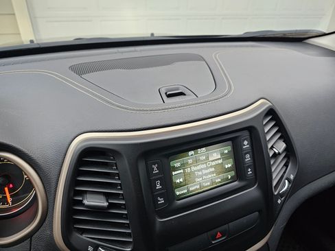 Used 2016 Jeep Cherokee Sport w/ Cold Weather Group image 9