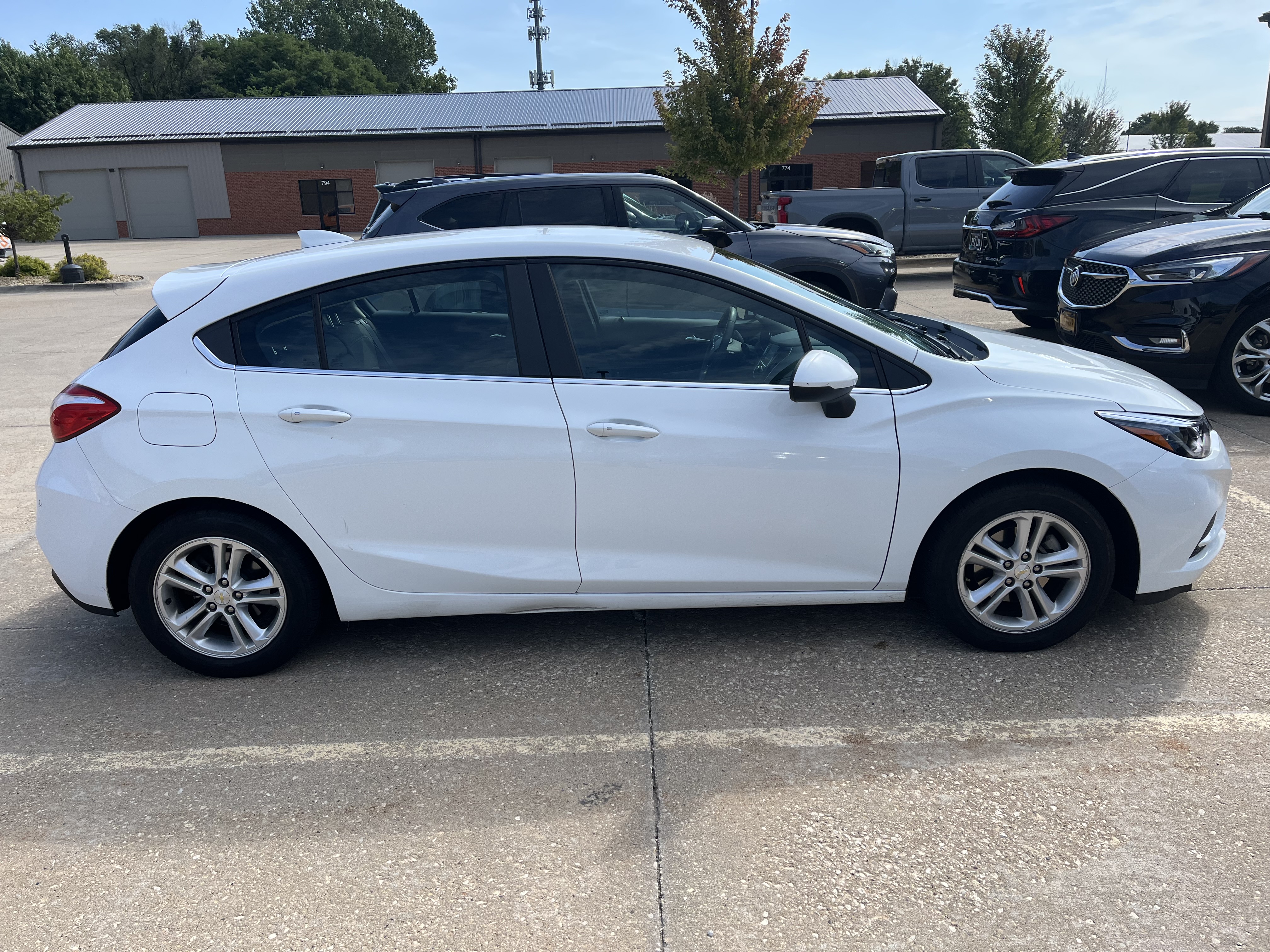 Used 2017 Chevrolet Cruze LT w/ Convenience Package FWD image 1