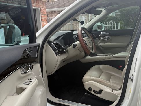Used 2017 Volvo XC90 T5 Momentum w/ Momentum Plus Package image 8