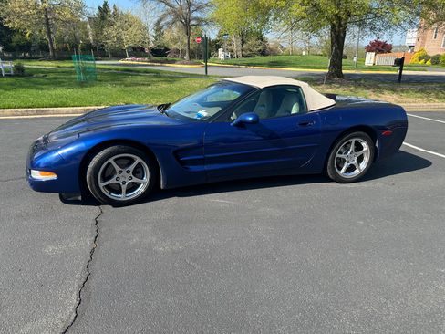Used 2004 Chevrolet Corvette Convertible w/ Preferred Equipment Group image 2