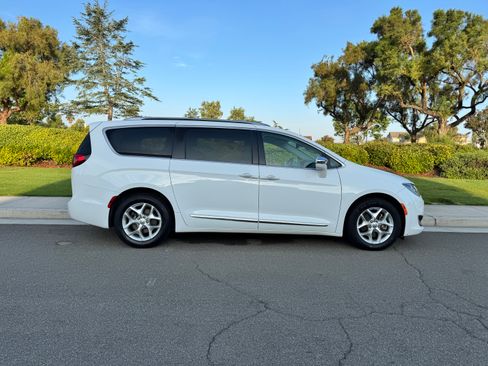 Used 2020 Chrysler Pacifica Limited image 6