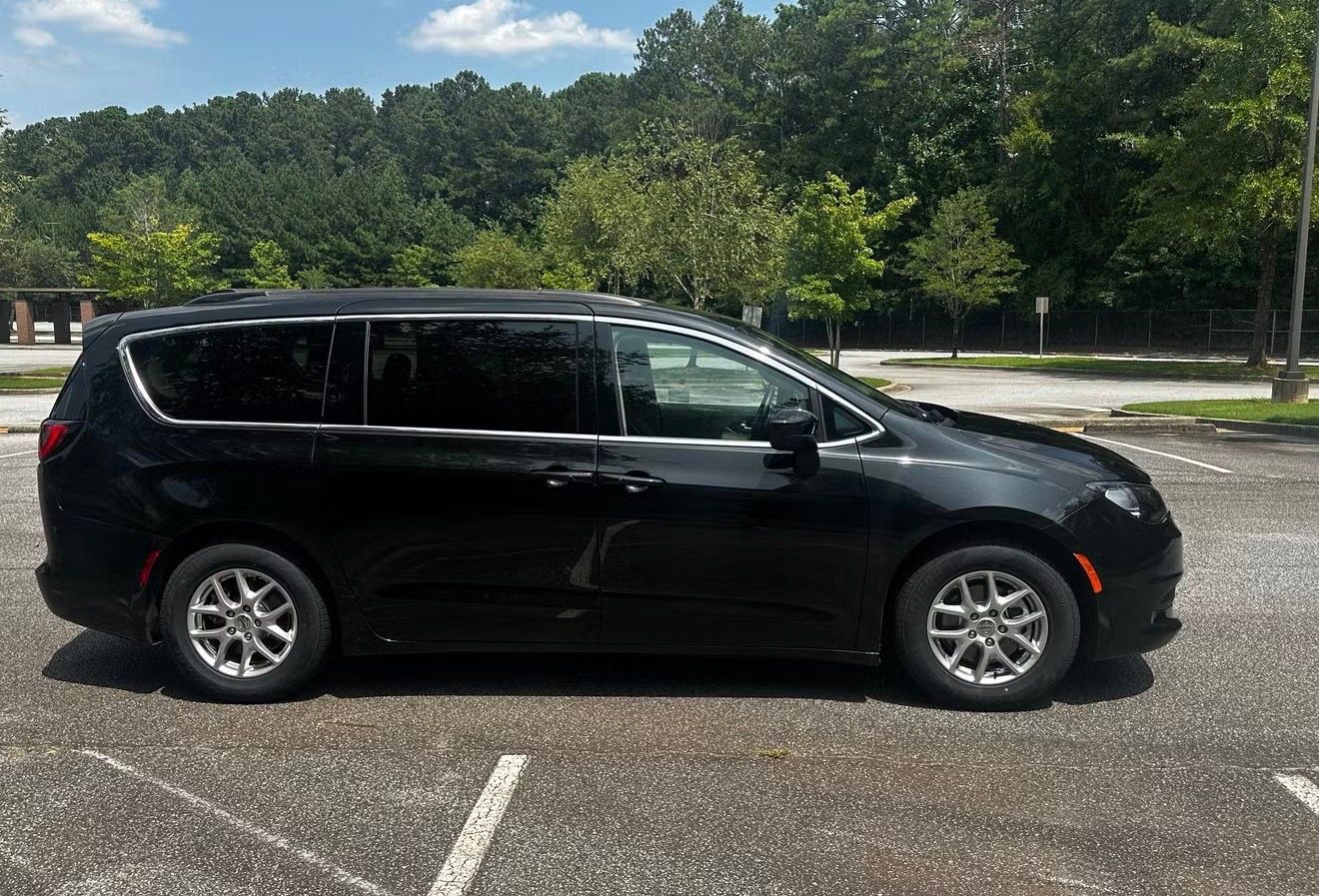 Used 2021 Chrysler Voyager Lxi FWD image 2