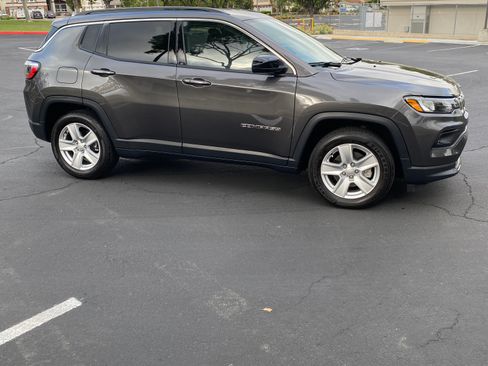 Used 2022 Jeep Compass Latitude FWD image 2