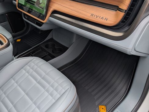 Used 2025 Rivian R1S Premium image 12