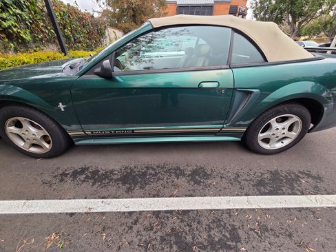 Used 2001 Ford Mustang Premium image 11