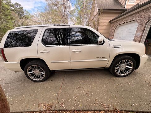 Used 2013 Cadillac Escalade Premium AWD/4WD image 6