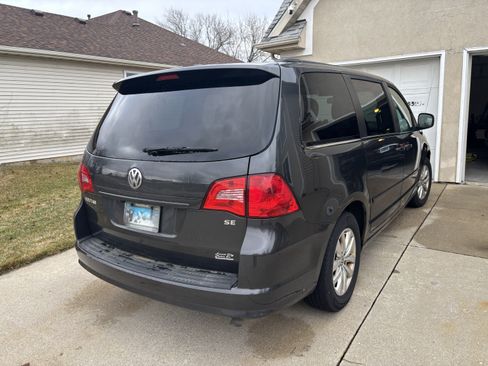 Used 2012 Volkswagen Routan SE image 5