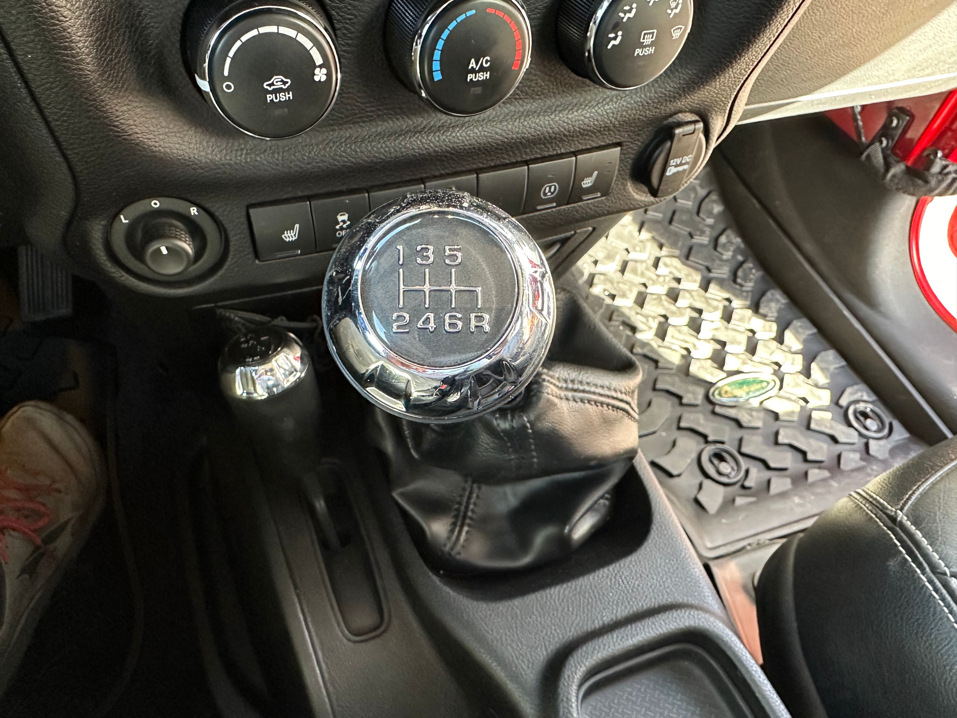Used 2015 Jeep Wrangler Unlimited Rubicon AWD/4WD image 12