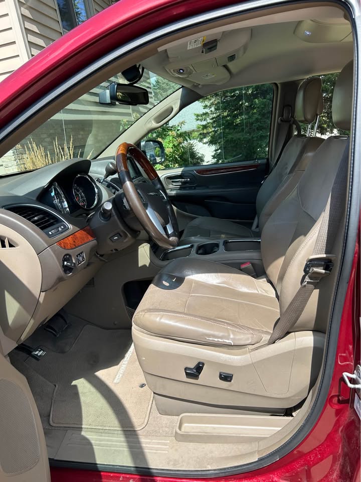 Used 2012 Chrysler Town & Country Limited FWD image 16