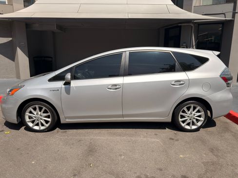 Used 2013 Toyota Prius V Five image 9