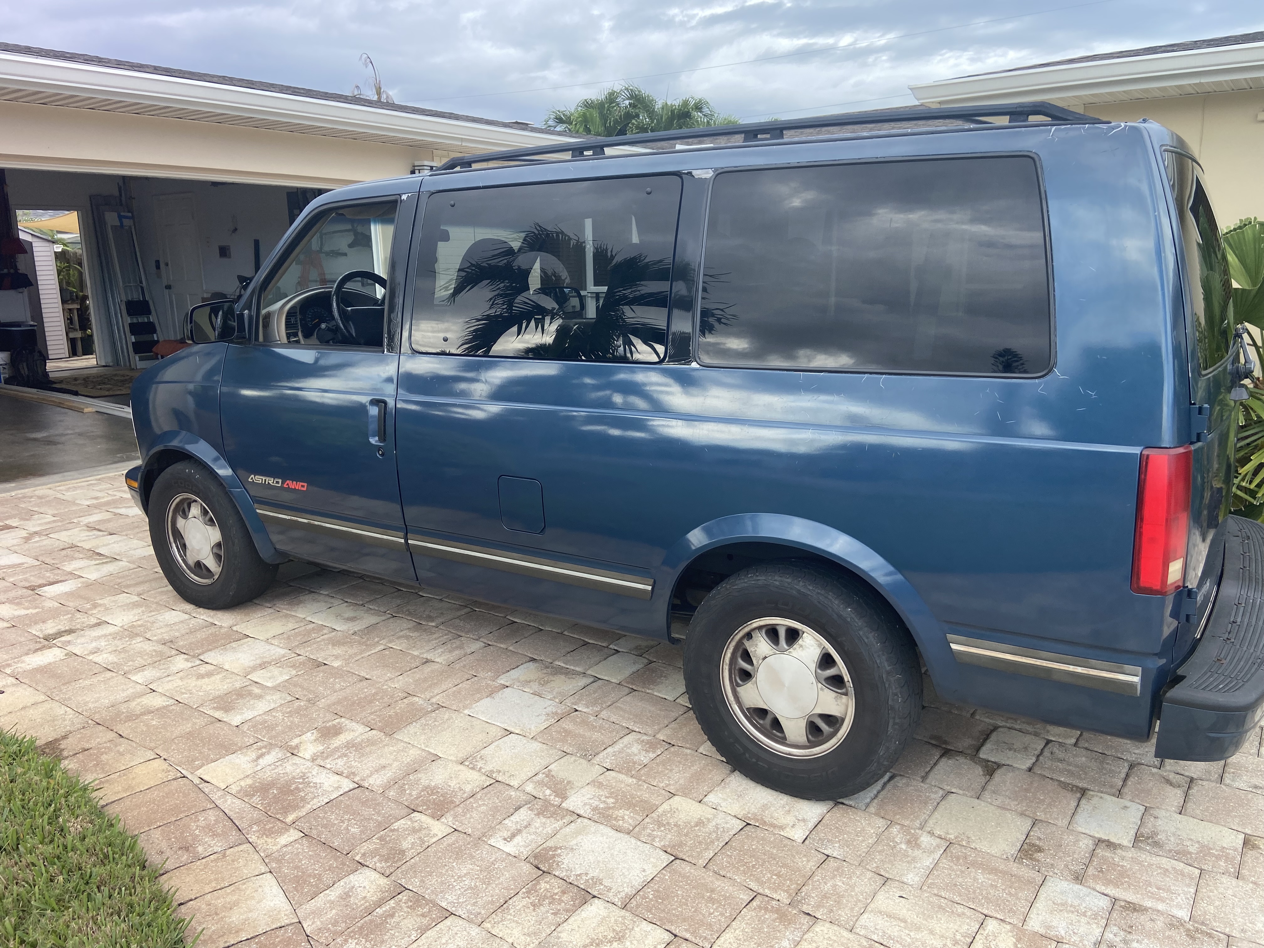 Used 1998 Chevrolet Astro AWD Passenger image 2