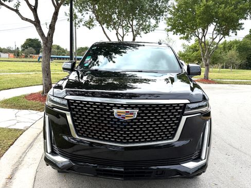 Used 2022 Cadillac Escalade ESV Luxury RWD image 2
